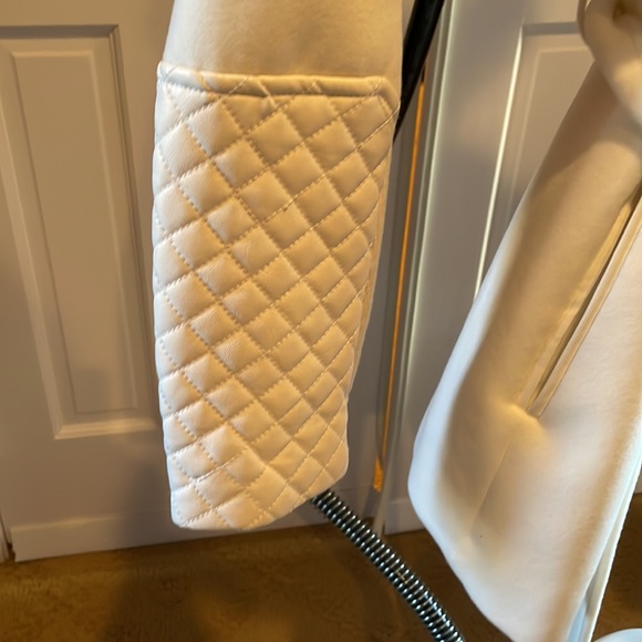 Small BCBG off white coat - Picture 2 of 3